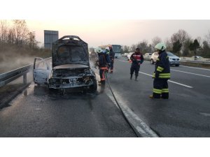 Otomobil yandı otoyol trafiğe kapandı
