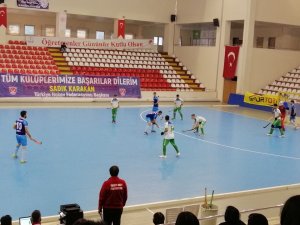 Süper Lig oyuncularından kadına şiddete pankartlı tepki