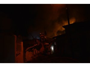 Eyüpsultan’da iki katlı bir gecekondu çıkan yangında kül oldu