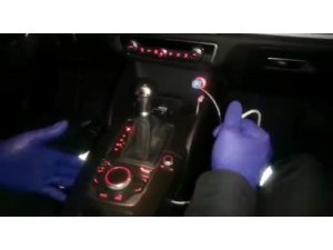 Etiler’de lüks otomobilin vites zulasından uyuşturucu fışkırdı