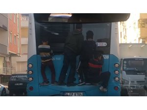 Çocukların otobüs arkasında ölümüne yolculuğu kamerada