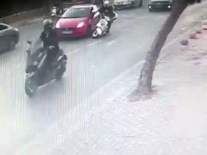 Kontrolsüz şerit değiştiren sürücü az kalsın motosikletlinin ölümüne neden olacaktı