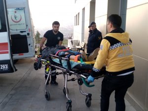 Odun yüklü römork devrildi: 3 yaralı