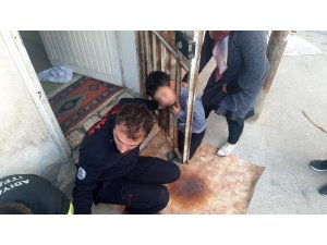 Evde yalnız bırakılan çocuğun başı demir korkuluğa sıkıştı