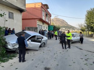 Kozan’da otomobiller kafa kafaya çarpıştı: 1 yaralı