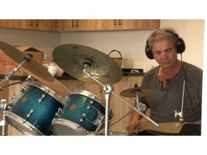 Bateri çalıp bal üretiyor