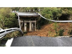 İtalya’da şiddetli yağışlar nedeniyle viyadük çöktü