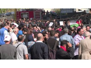 Hizbullahçı gruplarla protestocular karşı karşıya