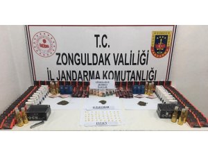 Jandarmanın durdurduğu araçtan cinsel güç artırıcı ürünler ele geçirildi