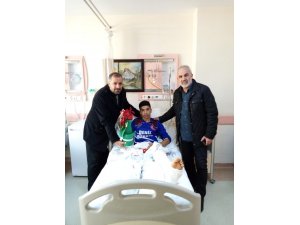 Amatör maçta ayağı kırılan futbolcuyu mutlu eden ziyaret