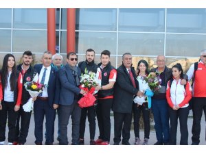 Curling Milli Takımı’na davul zurnalı karşılama