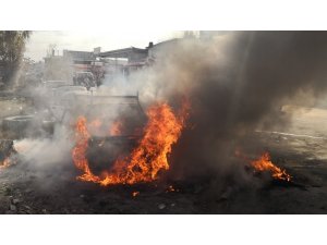 Aksaray’da iki hurda araç alev alev yandı