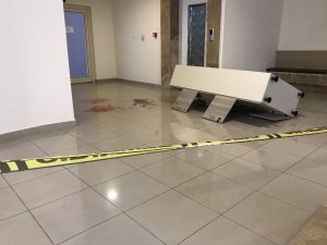 Dolabın altında kalan çocuk hastanelik oldu