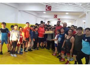 Dünya şampiyonu Gözel, sporcularla buluştu