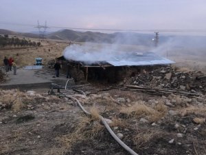 Ocaktan sıçrayan kıvılcım yaşlı adamın evini yaktı