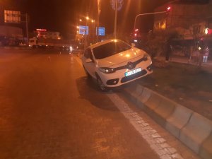 Virajı alamayan otomobil refüje çıktı