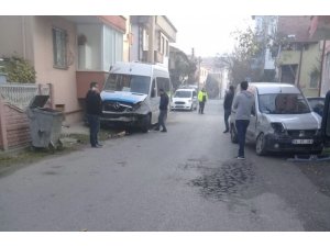 Hafif ticari araç ile yolcu minibüsü çarpıştı: 3 hafif yaralı