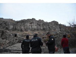 Kiracısının oturduğu evini ateşe verip kayalıklara çıktı