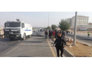 Öğrenciler lastik yakıp yol kapattı