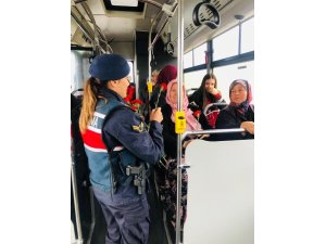 Jandarmadan kadın sürücülere karanfil