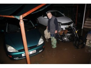 Kemer’i yağmur vurdu, evlerin bodrum katını su bastı