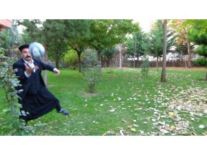 Şalvarı, şapkası, tespihi ve oyuncularına verdiği tepkiyle yeşil sahalara renk kattı