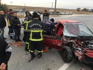 Otomobil ile kamyonet çarpıştı: 2 yaralı