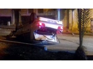 Refüje çarpan otomobilin sürücüsü yaralandı