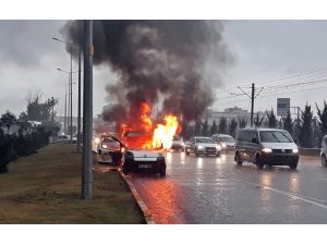 Alev topuna dönen araçtaki patlamalar korkuttu