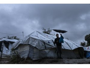 Moria'da binlerce düzensiz göçmen zor koşullarda yaşam mücadelesi veriyor