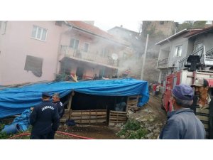Otlar tutuştu, 3 katlı ev yandı