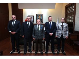 Eskişehirspor’un yeni yöneticileri Vali Çakacak’ı ziyaret etti