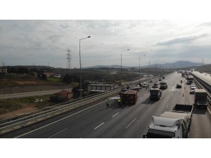 Kuzey Marmara otoyolunda ciple çarpışan kamyon devrildi