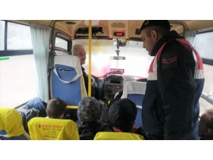 Jandarma okul servis araçlarını denetledi