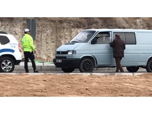 Trafik otosu yolda kalan aracı tamirciye kadar çekti