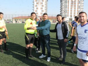 Ereğli Anadoluspor’dan öğretmen hakemlere çiçek