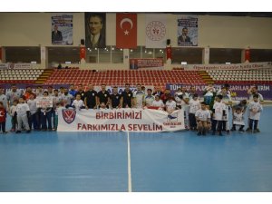Down sendromlu öğrenciler salon hokeyi sporuyla tanıştı