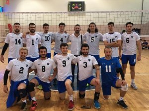 Karacabey Belediyespor voleybolda da dolu dizgin