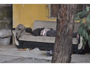 Sokakta yaşayan adam koltukta ölü bulundu