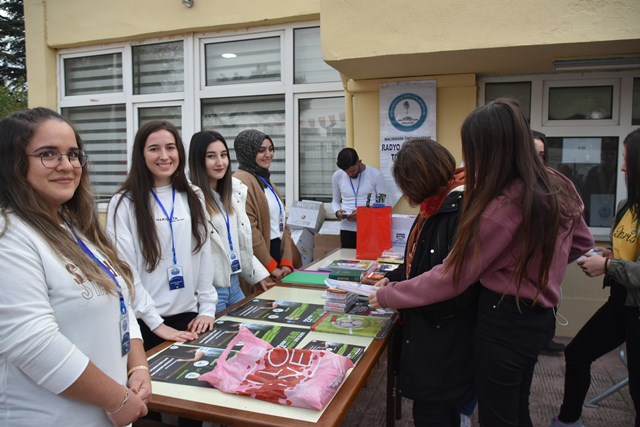 Kitap getirdiler, maça bedava girdiler