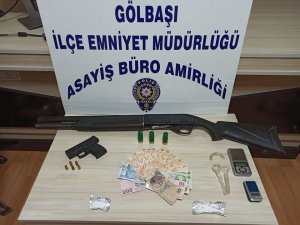 Polis aracına çarpınca yakayı ele verdiler