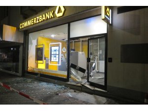 ATM’yi havaya uçurup soydular