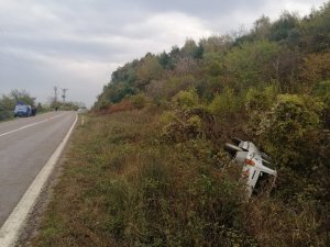 Ayancık’ta otomobil şarampole devrildi: 1 yaralı