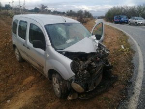 Midibüs ile hafif ticari araç kafa kafaya çarpıştı: 1 yaralı