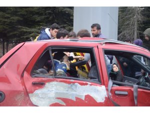 Araçta sıkışan annesini kurtarmaya çalıştı, o anlar kameraya yansıdı