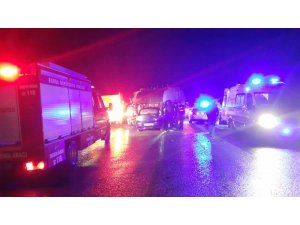 Hurdaya dönen araç içinde sıkışan çift 45 dakikada kurtarıldı