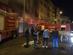 Dükkanı yandı, şoka giren çalışanını teselli etti