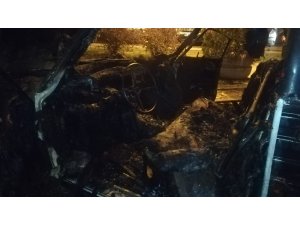 İzmir’de park halindeki araç alev alev yandı