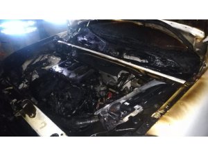 İzmir’de park halindeki araçta elektrik kontağından yangın çıktı