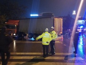 Yakıt almaya gitti, döndüğünde kaza yapan tırını görünce şok oldu